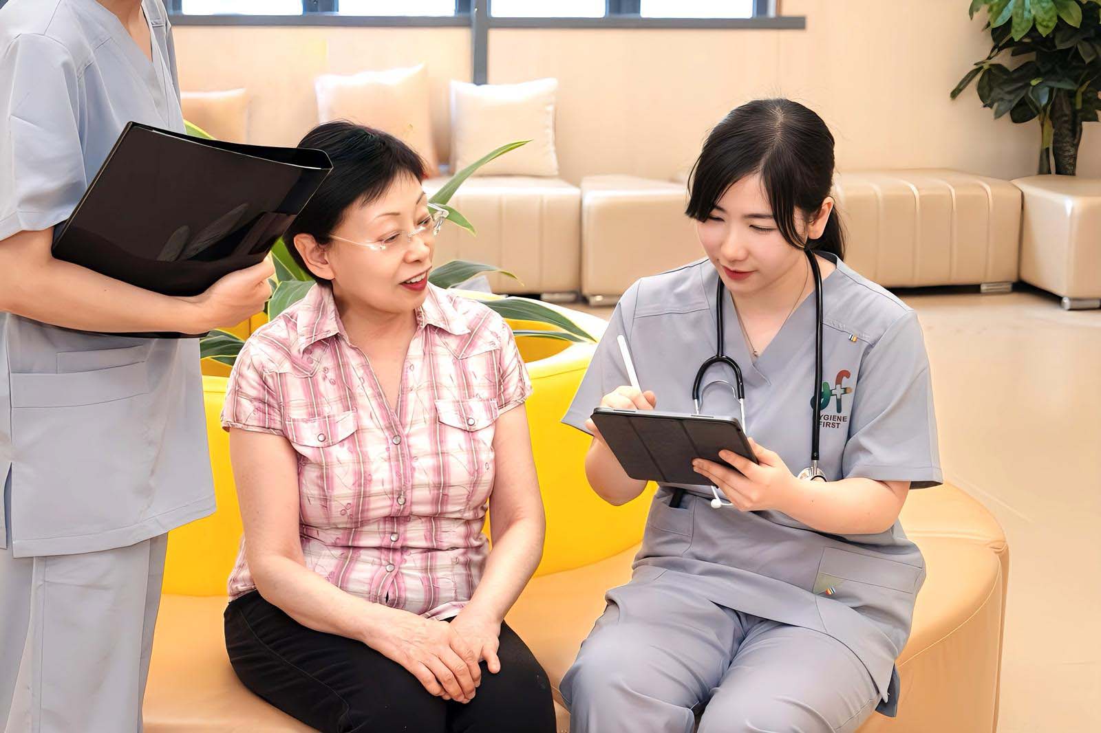 照顧者協助長者示意圖